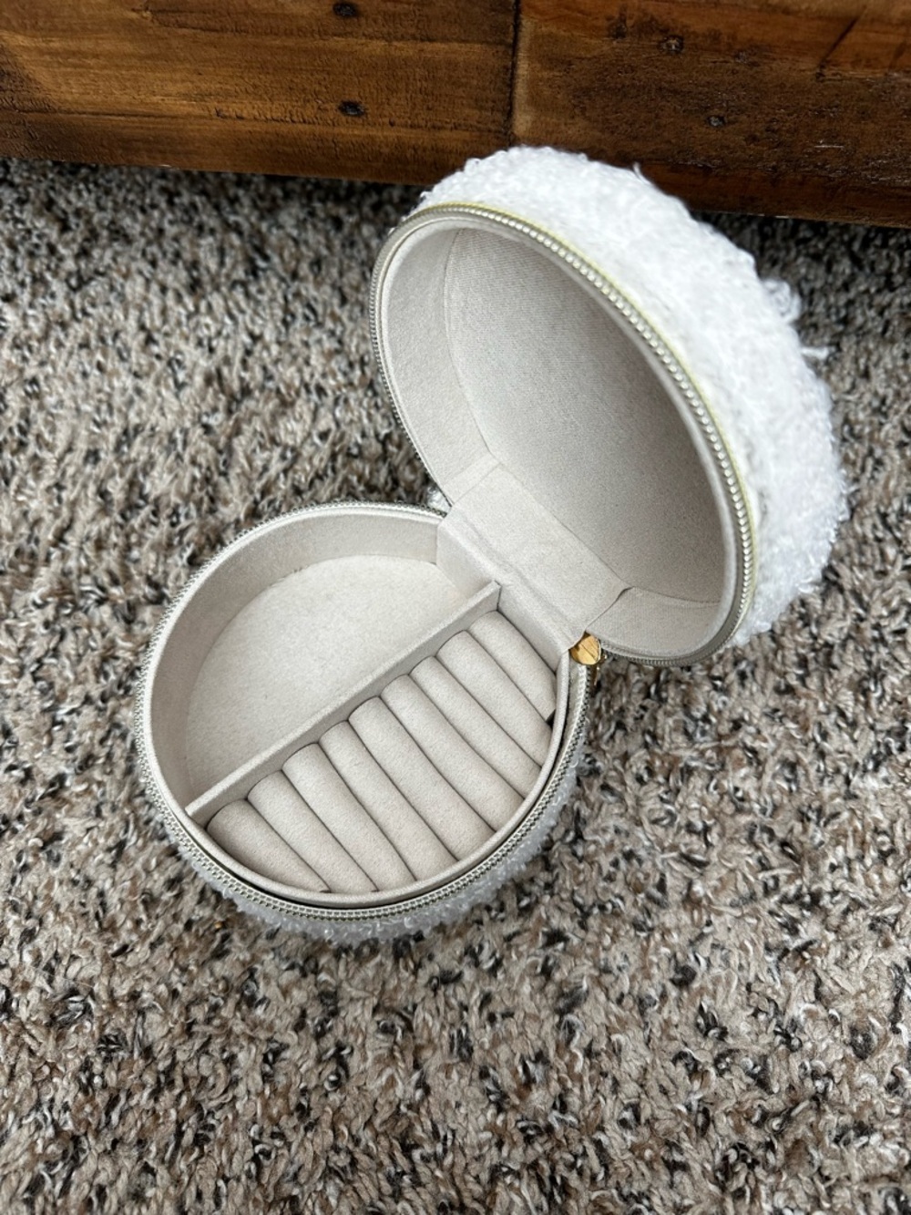 Plush White Round Ring & Jewelry Organizer Case